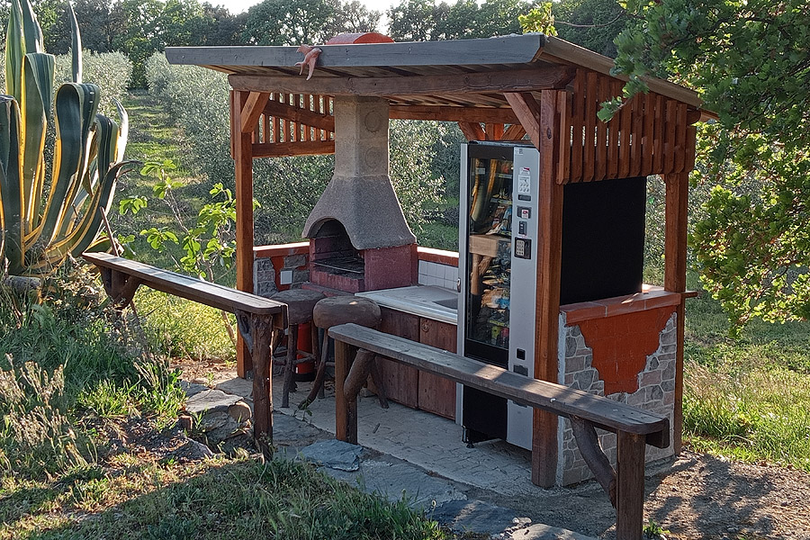 Agrotourismus - Podere Novo - Barbecue mit Verkaufsautomat